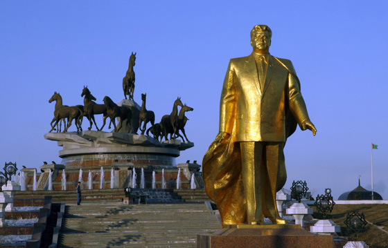 Statua di Saparmyrat Niyazov in Turkmenistan