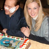 La torta con raffigurato il dito di Silvio