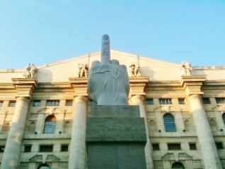 Il dito medio di Cattelan