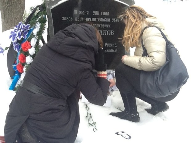 Annaviva alla lapide di Budanov