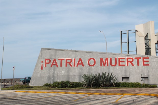 Scritte davanti all'Ambasciata americana a Cuba