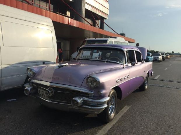 Una vecchia Buick viola come taxi